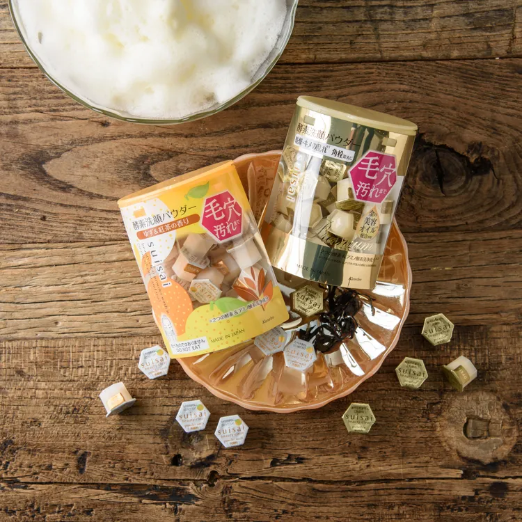 系列今年新推出的淨透酵素粉N#橙柚茶香（左）32入／680元，以及緻潤淨透金黃酵素粉（右）32入／820元。品牌提供