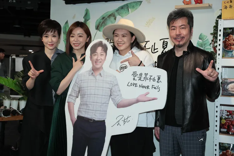 黃國倫（右起）、張芸京、王瞳和寇乃馨今現身艾叻沙。彭欣偉攝