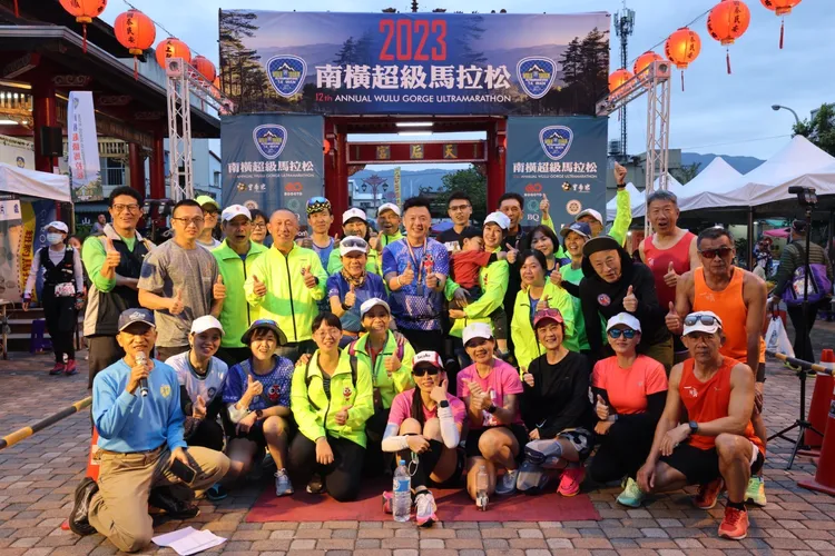 趙天麟在家人及加油團的打氣下完賽。趙天麟服務處提供