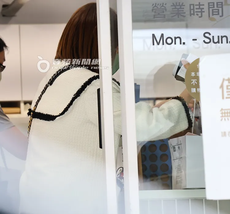 朱芯儀急忙簽完信用卡簽單後還給櫃檯。特勤中心攝