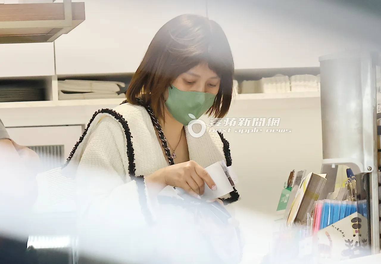 朱芯儀將收據收好。特勤中心攝