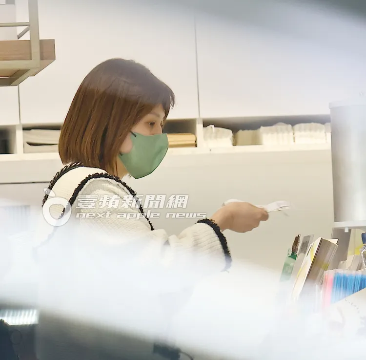 朱芯儀挑選好甜點後，準備到櫃檯結帳。特勤中心攝