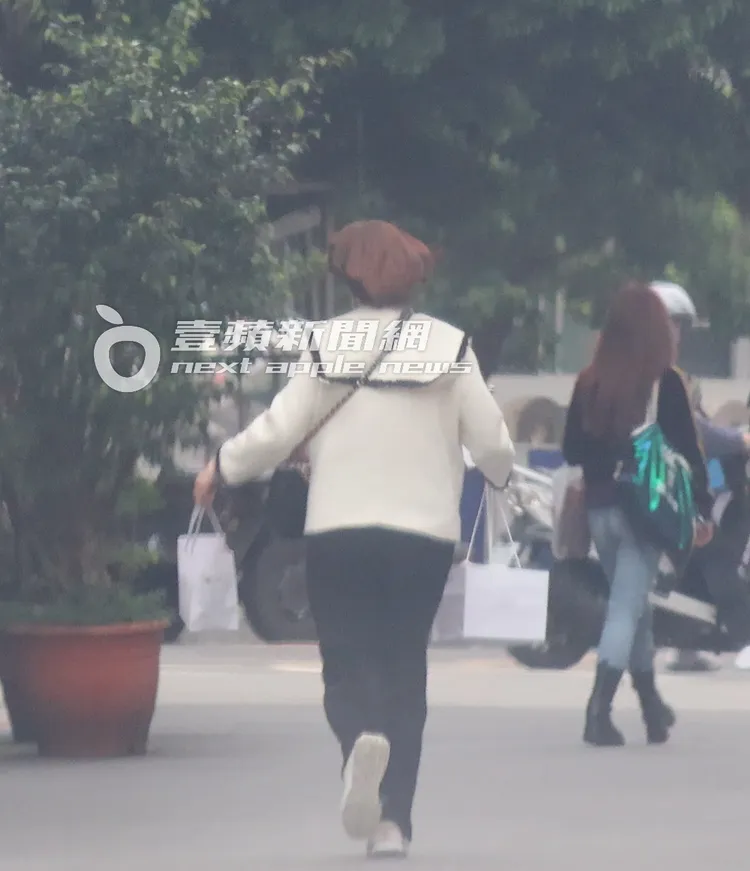 此時的朱芯儀已經開始小跑步離開現場。特勤中心攝