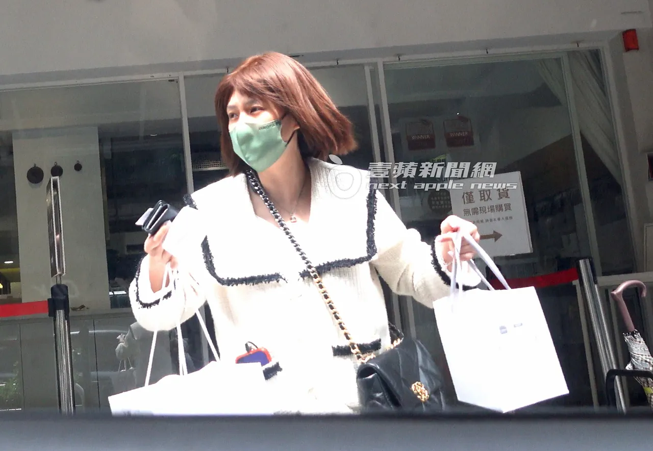 朱芯儀兩手提白色甜點紙袋,腳程越來越快。特勤中心攝