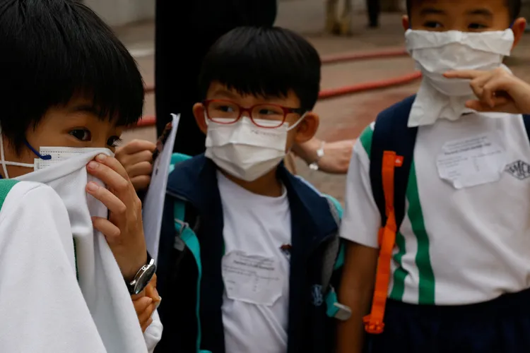 刺鼻的濃煙讓附近小學生感到難過。路透社