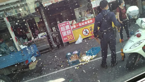 高雄男恍神撞上小貨車　真的完「蛋」！3600多顆蛋GG了