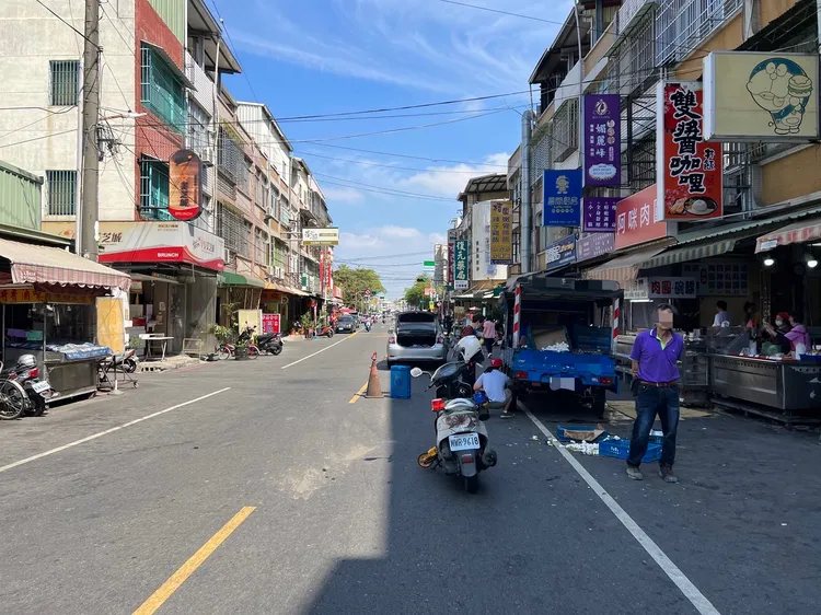 小客車不慎撞上滿載蛋的貨車，小客車右側車頭毀損，貨車上蛋則是都被撞破。讀者提供