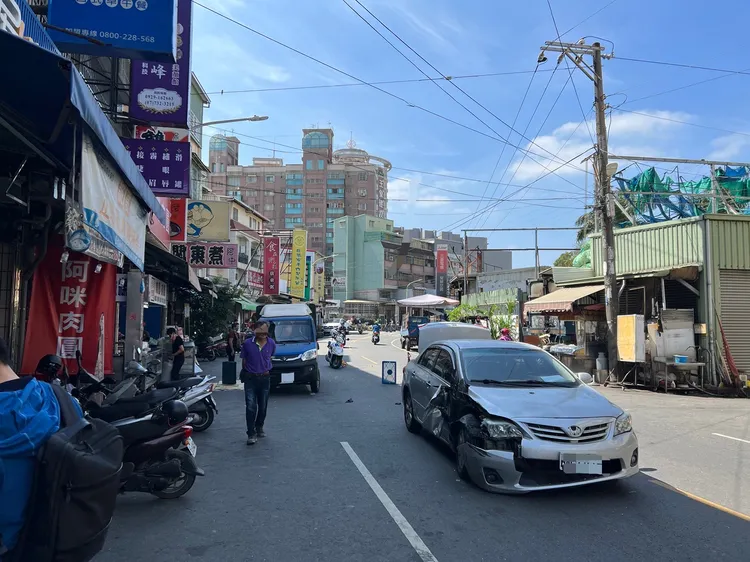 小客車不慎撞上滿載蛋的貨車，小客車右側車頭毀損，貨車上蛋則是都被撞破。讀者提供