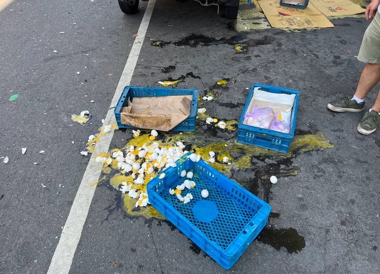 高雄一輛裝滿雞蛋的貨車，上午被撞，損失約3600多顆蛋，蛋汁灑滿地。讀者提供