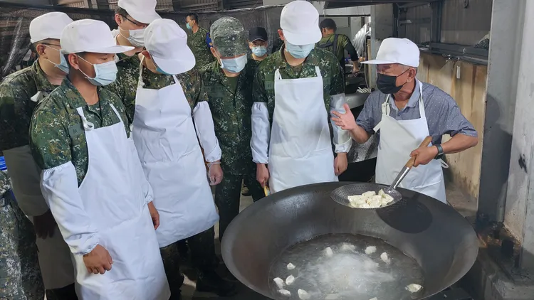 趙壽全(右) 親自指導伙食兵，如何成功烹煮出好吃的水餃。凃建豐攝