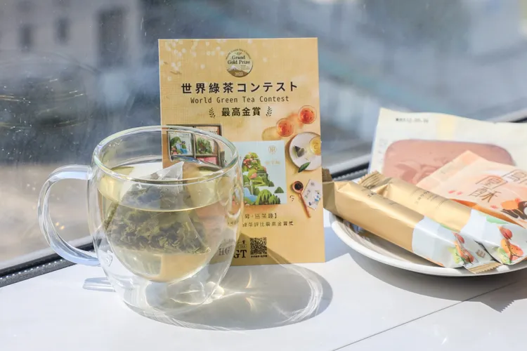 方便沖泡的茶包組來自台中十大伴手禮聯名禮盒，搭配台中道地甜點更顯風味。市府提供