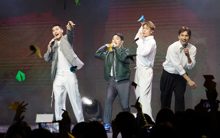 涂善存（左起）﹑陳廷軒﹑林輝瑝、張瀚元在台上載歌載舞。益極娛樂提供