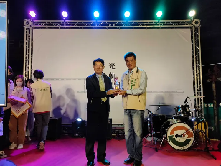 役政署署長沈哲芳（左）頒贈獎牌給東山區長呂煌男。市府提供