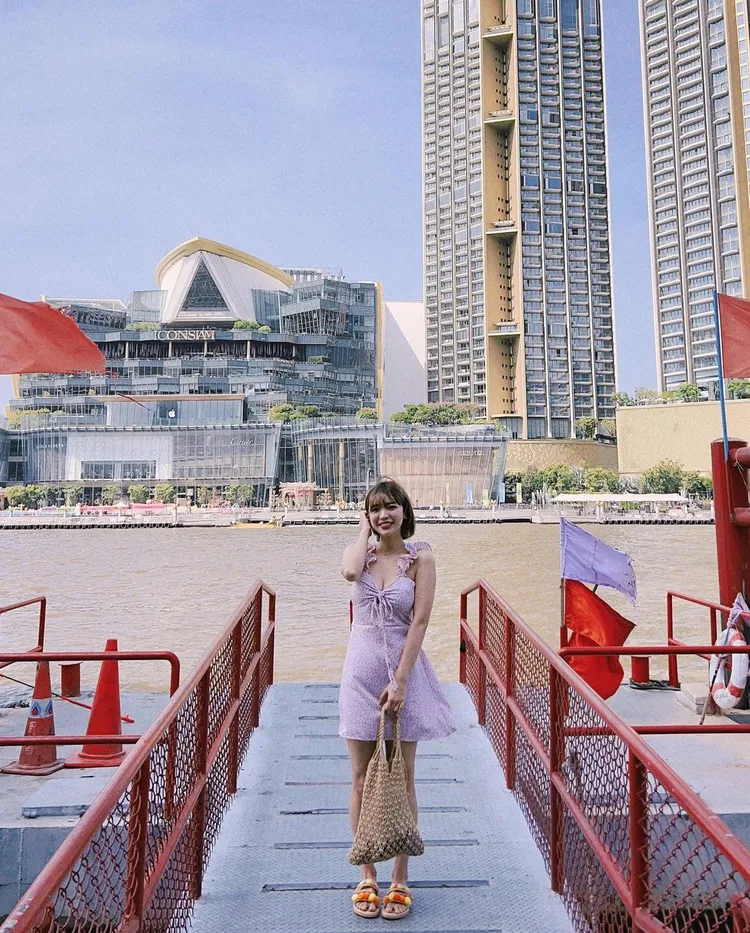 阿圓在IG上PO文寫道：「昨天在恰圖恰買的洋裝，好像200吧，基本上是回台灣應該很難穿出門的款式，也只有度假勝地才敢這樣穿。」翻攝《nanaciaociao》的IG