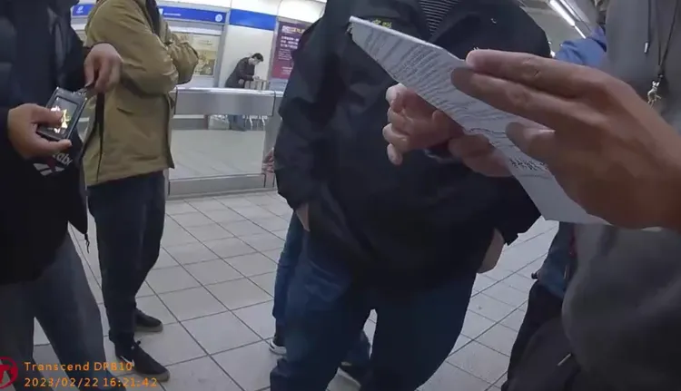 失聯移工一度拿出友人身分證明文件打算蒙混過關。翻攝畫面