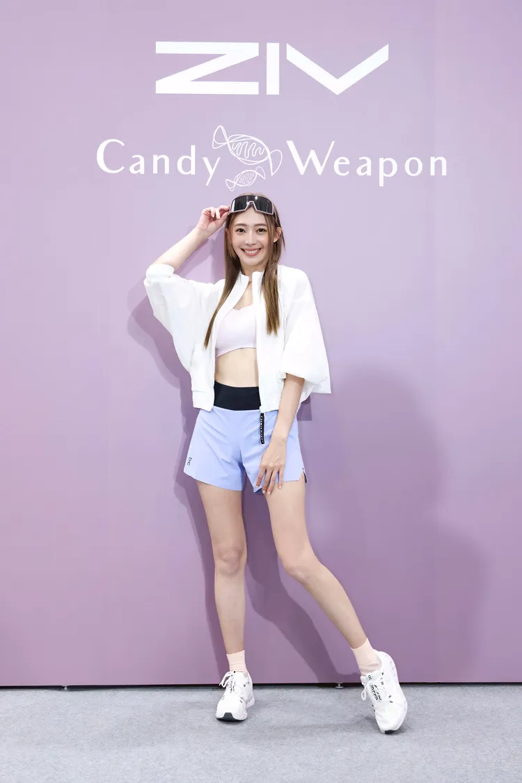 王心恬今以露出腹肌和長腿的運動風穿搭亮麗出席活動。品牌提供