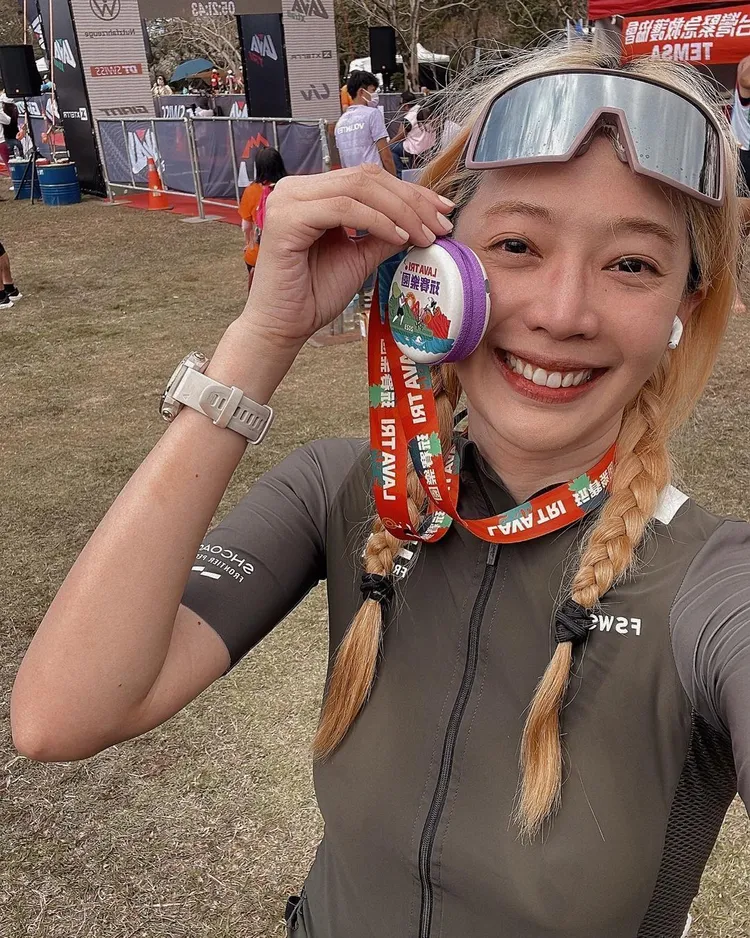 王心恬日前前往台東參加鐵人賽，就搶先戴上聯名系列運動墨鏡。翻攝candywang7446 IG