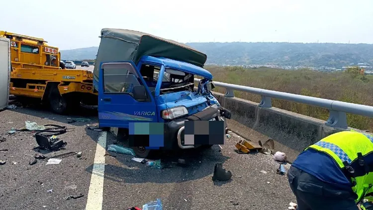 拋錨待援的藍色小貨車，遭到追撞後整個車身車頭嚴重變形。讀者提供