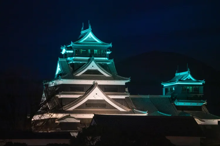 熊本為歡迎高雄府會訪團到來，在7日、8日晚間，在熊本城打上高雄「彩帶高」色彩繽紛的燈光投影。高市府提供