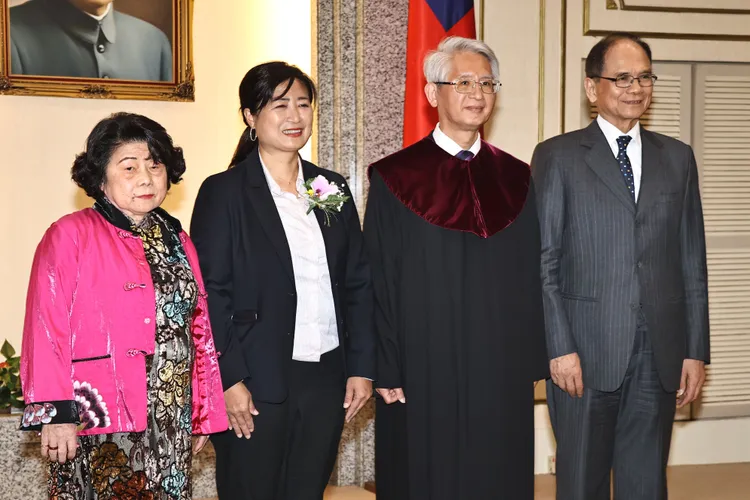 蔡培慧宣誓就職，其母親（左1）也在一旁相伴。施昂強攝