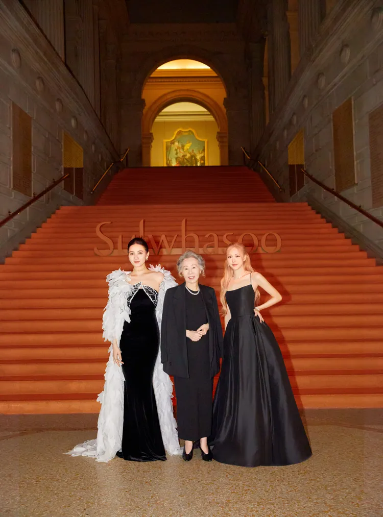 尹汝貞（中）與中國女星宋佳（左）和Rosé（右）在活動上合影。品牌提供