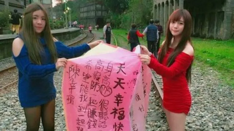 樂樂（右）當初放天燈徵友的大膽宣言讓她受到廣泛關注。翻攝網路