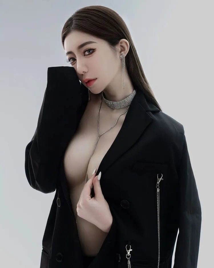 樂樂換上帥氣黑色西裝，卻來個內部真空、渾圓雙峰曲線畢露。天燈妹樂樂授權提供