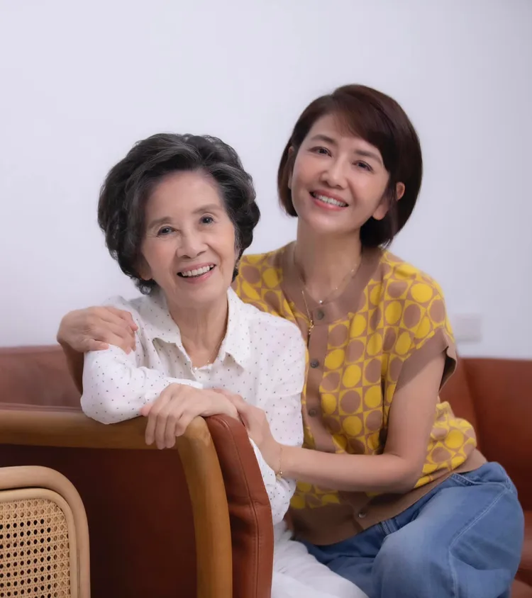 阿嬌分享自己的故事，網友也狂讚阿嬌媽媽氣質優雅，母女都很善良。引自阿嬌臉書