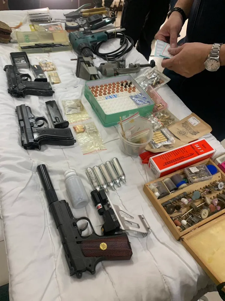 警方在張嫌住家起出槍枝、子彈與改造槍彈的工具。讀者提供