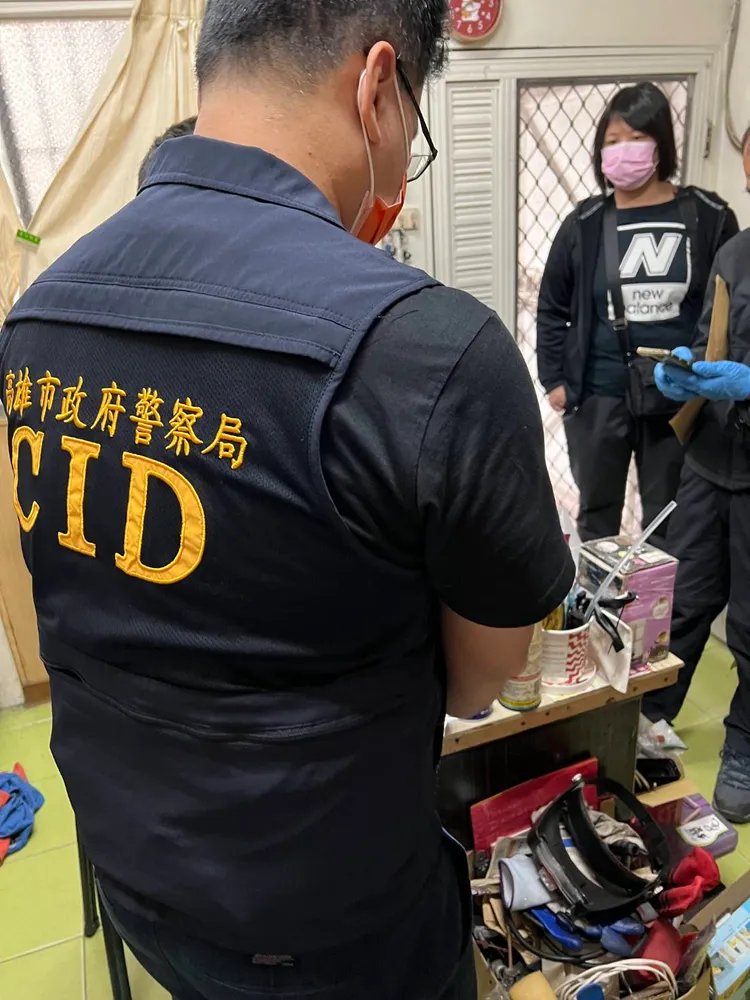 警方在張嫌住家起出槍枝、子彈與改造槍彈的工具。讀者提供