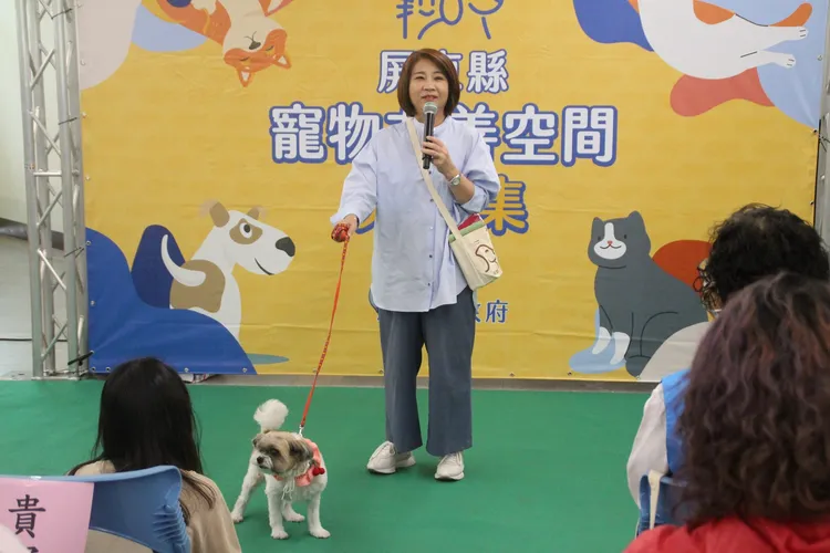 周春米競選縣長時在恆春收養流浪犬(圖)，取名「凍蒜」。屏縣府提供