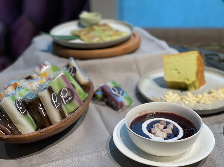 創意甜點包含椰奶黑米芋頭甜湯、斑蘭香蕉煎餅及戚風蛋糕和娘惹糕。業者提供