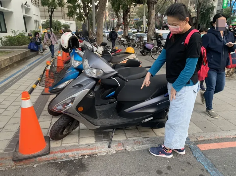 小姐就是騎著這部灰色重型機車，發生中柱插左小腿意外，現她依舊騎這輛車，但已將中柱移除，停車改以側柱。吳慧芬攝