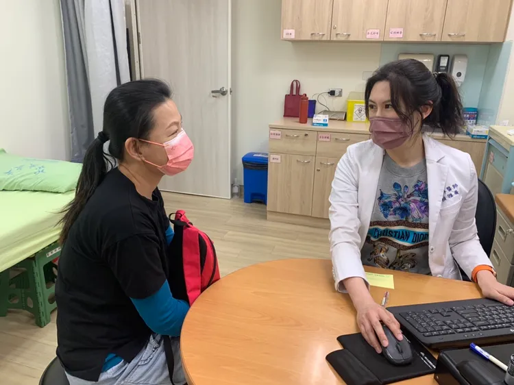 李小姐（左）上周回大同醫院門診，由主任賴雅薇為她看診。吳慧芬攝