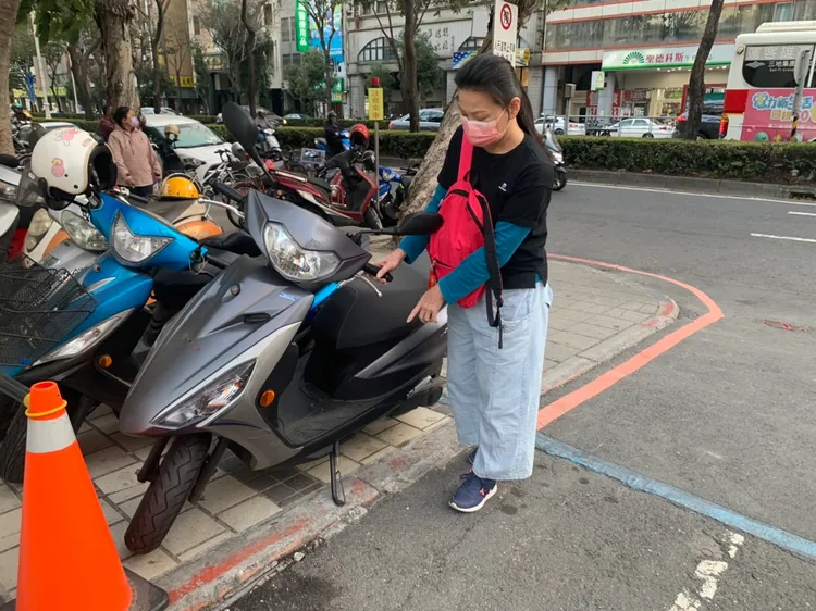 小姐就是騎著這部灰色重型機車，發生中柱插左小腿意外，現她依舊騎這輛車，但已將中柱移除，停車改以側柱。吳慧芬攝
