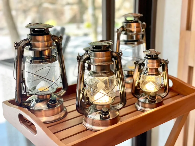 入口處的桌上放置小提燈，供消費者自行取用。曾仲葳攝