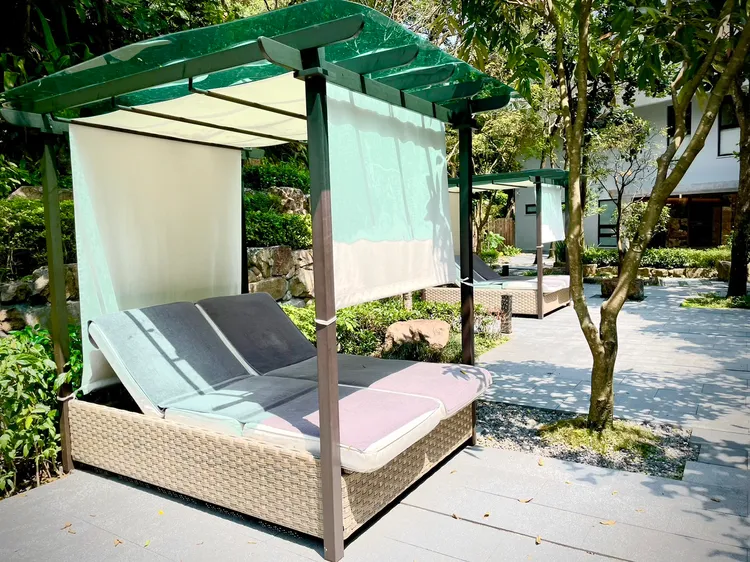 露天溫泉池旁設有軟帳可供休憩，彷彿秒飛國外度假勝地。曾仲葳攝