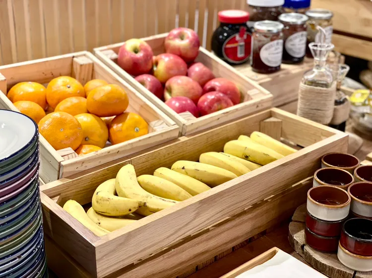 自助吧糕點、麵包、水果、酒無限量供應。曾仲葳攝