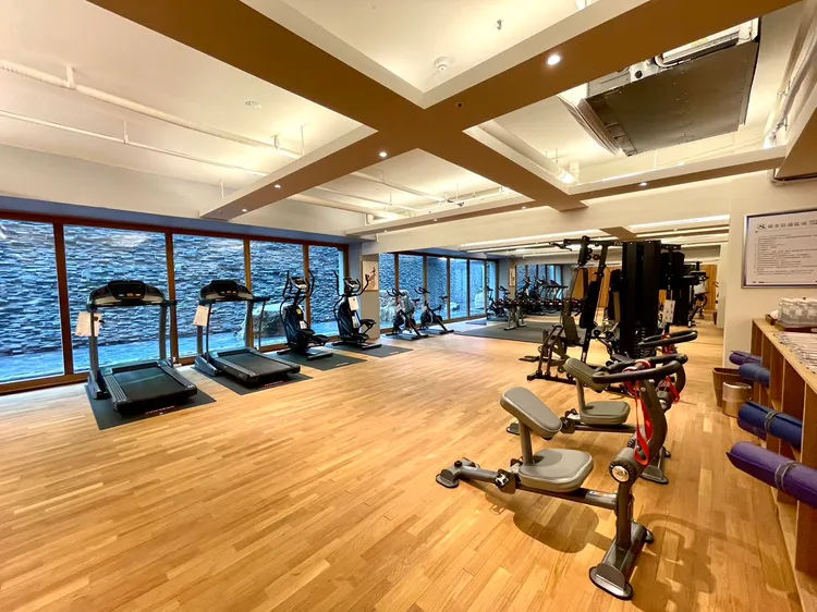 健身房提供跑步機、啞鈴、飛輪等基本設施。曾仲葳攝