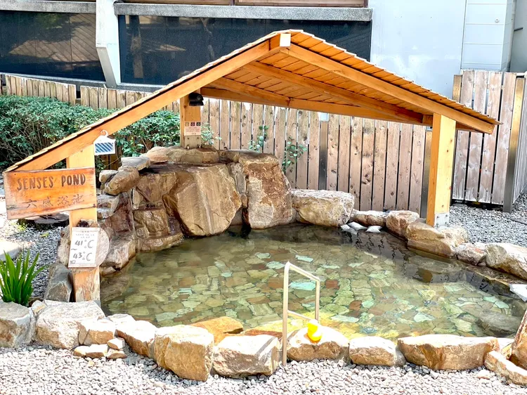 戶外3個露天溫泉池同樣24小時開放，只要穿著泳衣就能進入。曾仲葳攝