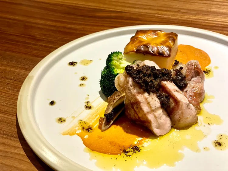 晚間套餐-雲林究好豬帶骨戰斧豬排。曾仲葳攝