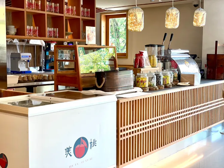 「美桃冰室」提供古早味枝仔冰，還有各式點心供住客免費使用。曾仲葳攝