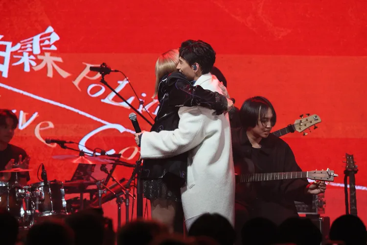 柏霖（右）和A-Lin擁抱。鄭孟晃攝