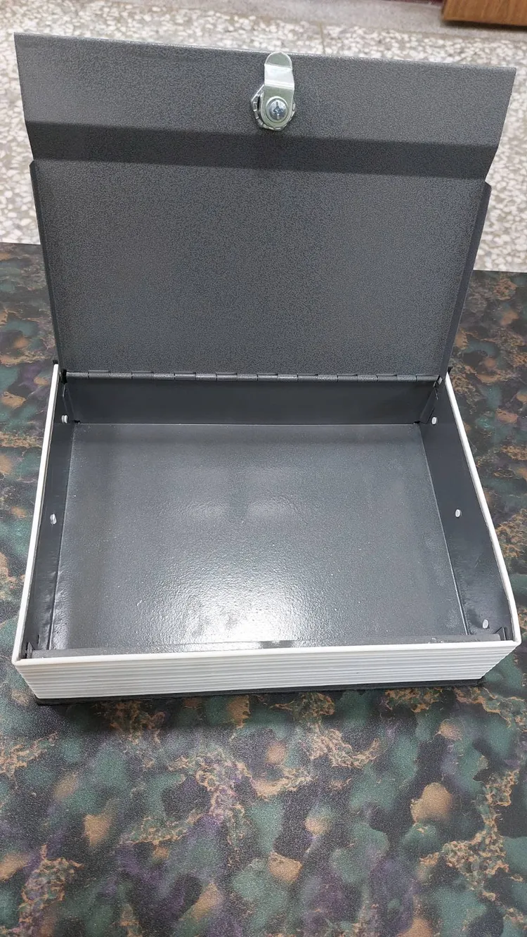 書內果然暗藏機關，裝有毒品。讀者提供