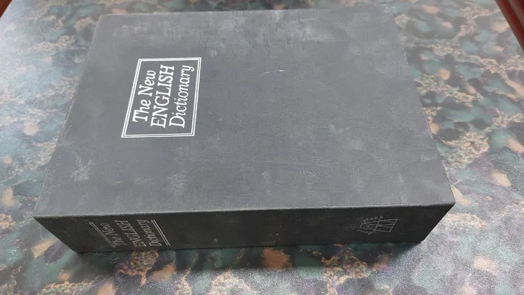 嫌犯抱著書竄逃，引警方起疑。讀者提供