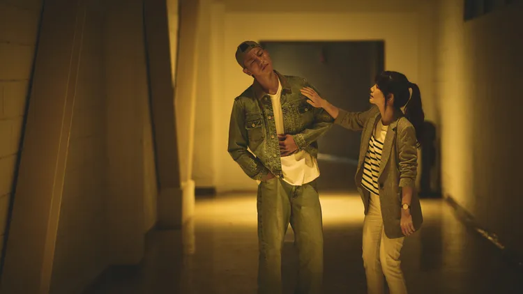 Ella（右）、瘦子第1場戲略帶尷尬。寬銀慕提供