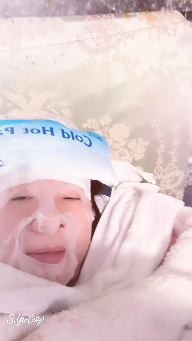 陳文茜高燒40.3度時以為可以順便敷臉，皮膚變好，自嘲「在醫生眼中，我樂觀地瘋了」。翻攝文茜的世界周報 Sisy's World News臉書