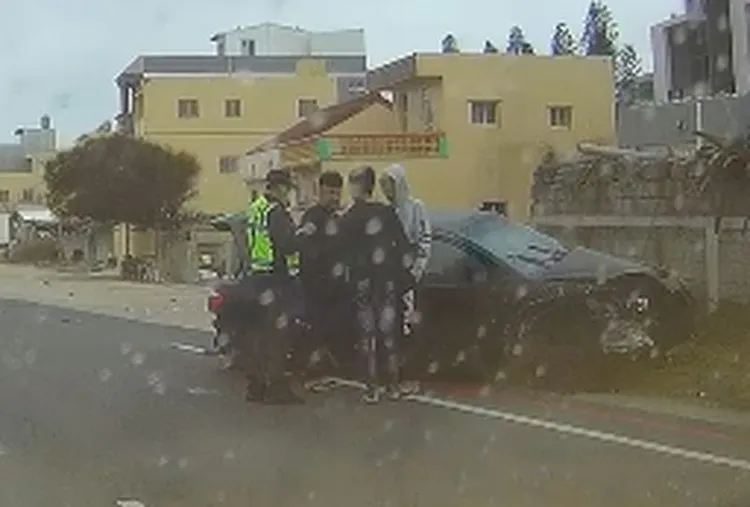 事故駕駛自行脫困接受警方詢問。翻攝「澎湖交通即時回報平台」