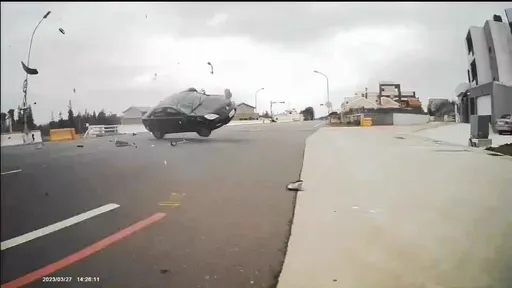 玩命關頭澎湖版!撞護欄連翻11圈影片曝光 18歲駕駛還能自行下車