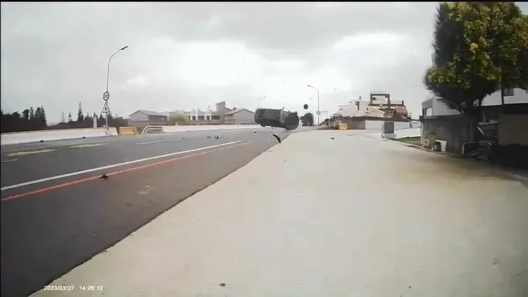 事故車輛至少翻了11圈。翻攝「澎湖交通即時回報平台」